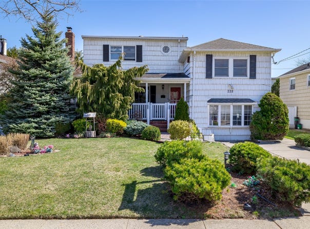 228 McKinley Avenue, Island Park, NY 11558