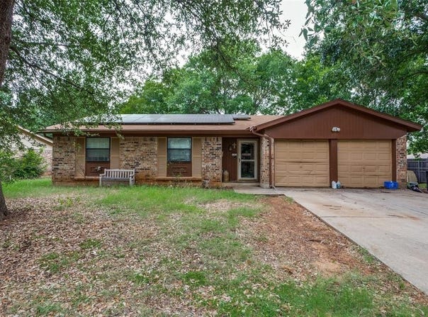 121 Quail Creek Drive, Crowley, TX 76036