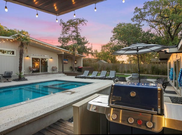 907 W Travis ST, Fredericksburg, TX 78624