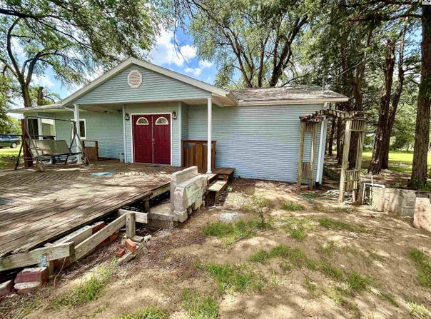 5214 E Mourn Ln, Hutchinson, KS 67501