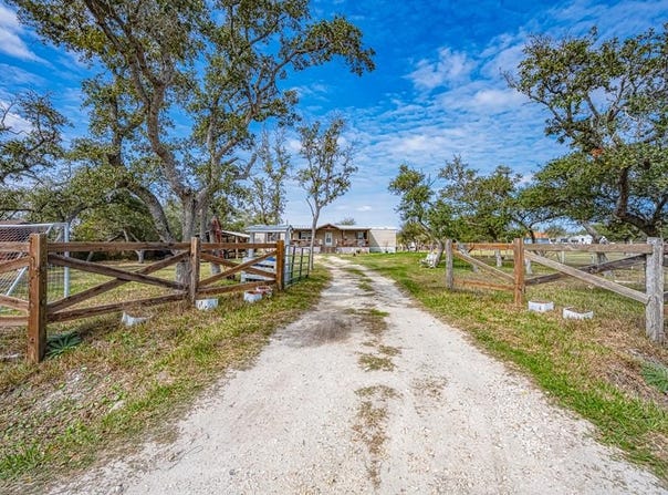 113 N Walker, ROCKPORT, TX 78382