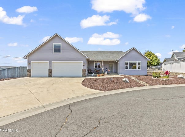 412 S 93rd Ave, Yakima, WA 98908