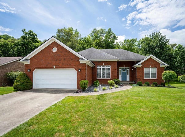 1807 Sterling Oaks Drive, Sellersburg, IN 47172
