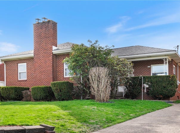 224 Eastern Dr, Lower Burrell, PA 15068