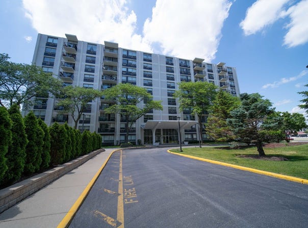 9009 Golf Road, Des Plaines, IL 60016