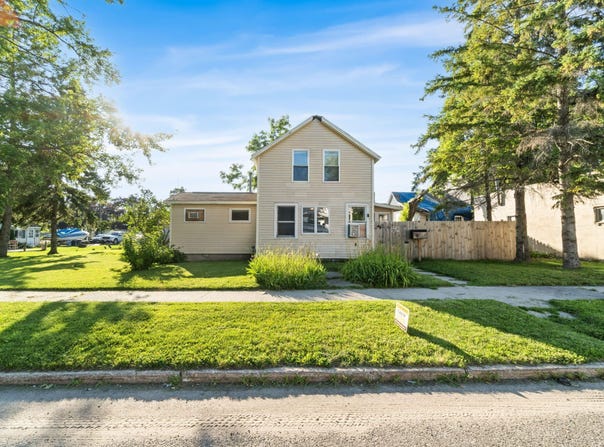 106 S B Street, Cheboygan, MI 49721