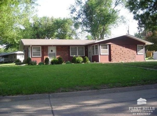 809 Church Avenue, Manhattan, KS 66502