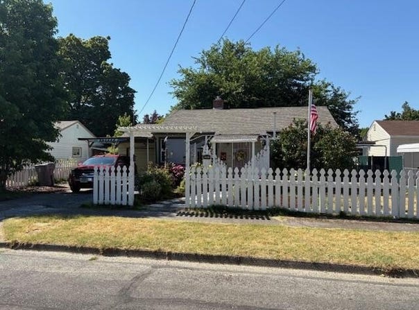 1041 SW J Street, Grants Pass, OR 97526