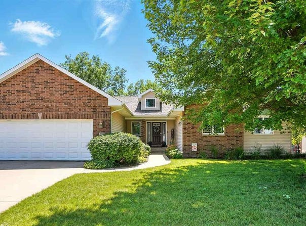 275 W Goldfinch Dr, Tiffin, IA 52340