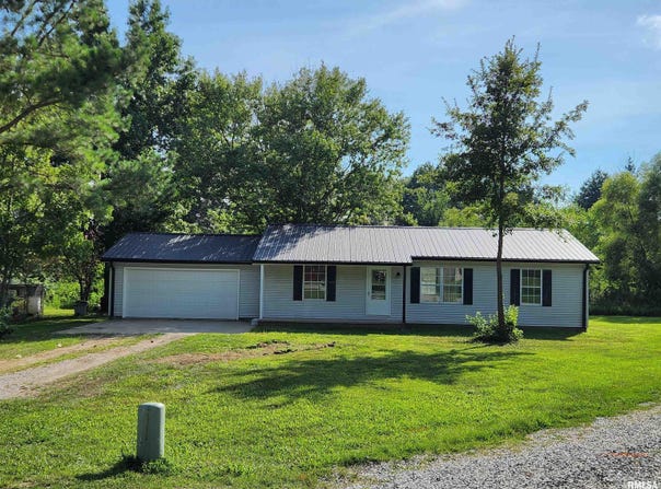 3 WARREN Way, Dix, IL 62830