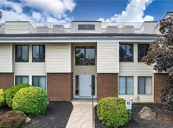 7 Southcreek Court, Amherst, NY 14051