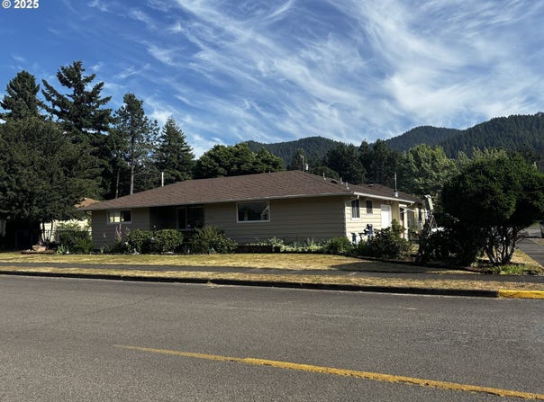 47858 W 1ST ST, Oakridge, OR 97463