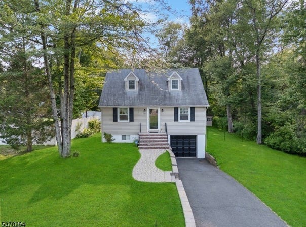 86 Lackawanna Blvd, Long Hill Twp., NJ 07933-1929