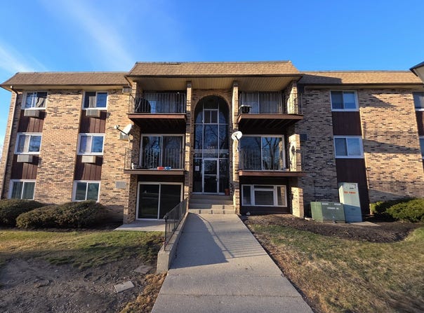 1045 Higgins Quarters Drive, Hoffman Estates, IL 60169