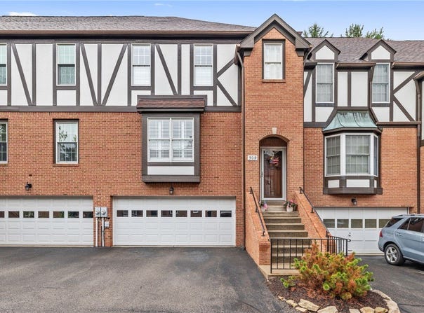 309 Kingsberry Cir, Mt Lebanon, PA 15234