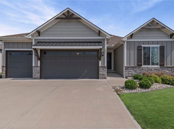 227 SW Eagles Ridge Drive, Blue Springs, MO 64014