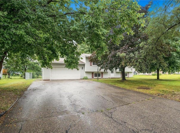 2916 80th Avenue N, Brooklyn Park, MN 55444