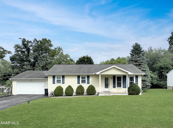 1647 Saint Francis Lane, Altoona, PA 16602