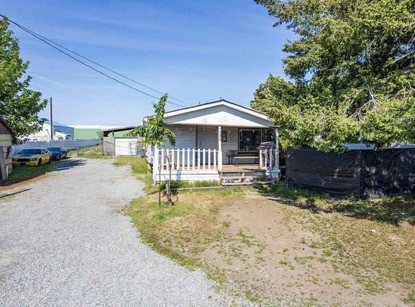 125 N Flora Rd, Greenacres, WA 99016