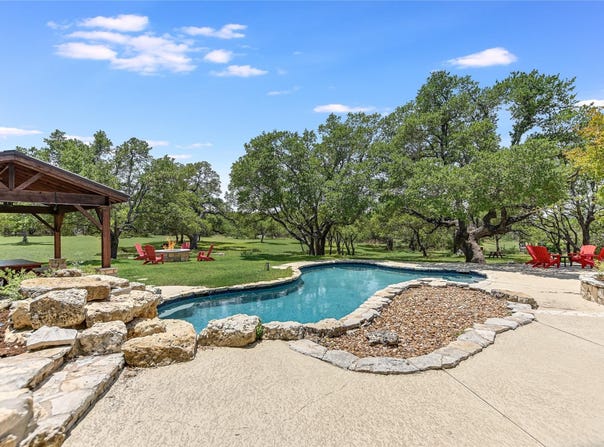 1011 Oak Meadow DR, Dripping Springs, TX 78620