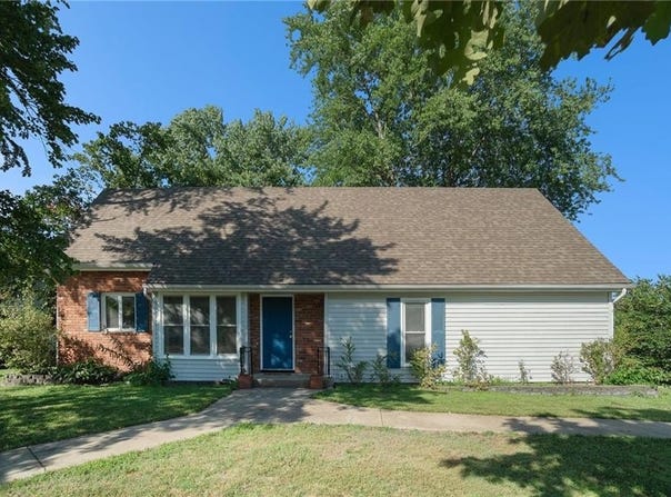 212 S MONTCLAIRE Drive, Olathe, KS 66061