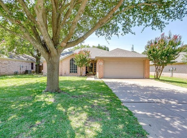 308 Comanche Walk, Joshua, TX 76058