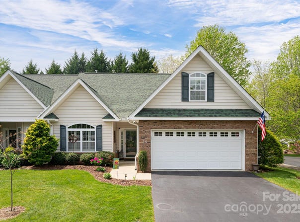 26 Victoria Park Drive, Hendersonville, NC 28792