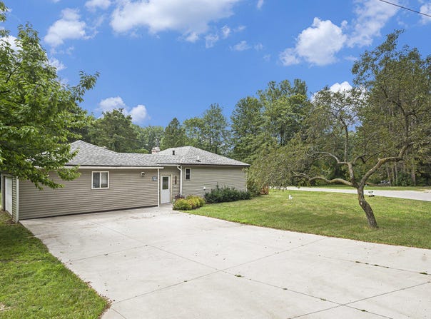 2945 W Arthur Road, New Era, MI 49446