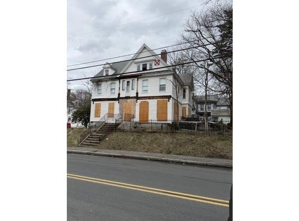 337 Beacon St, Lowell, MA 01850