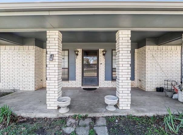 1525 Floyd Hampton Road, Crowley, TX 76036