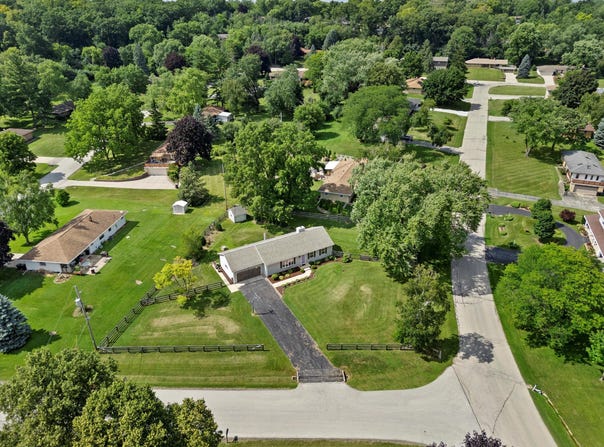 21410 W Valley Dr, New Berlin, WI 53146