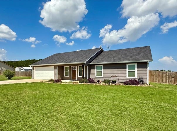 204 Holly Hill Road, Mineral Wells, TX 76067