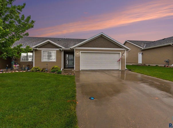 6105 W Maxwell Pl, Sioux Falls, SD 57107-3201