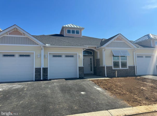 714 SANDALWOOD CIRCLE, CHAMBERSBURG, PA 17202