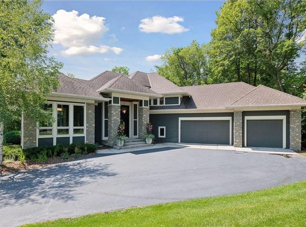 15 Queensland Lane N, Plymouth, MN 55447