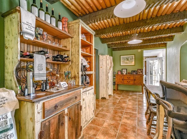 10 Medina Ln, Ranchos de Taos, NM 87557