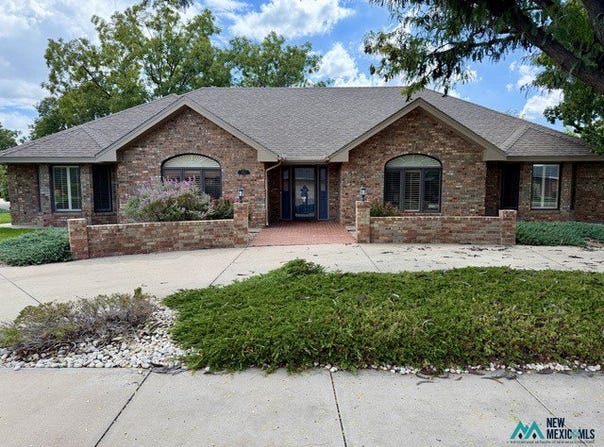 902 Escalante Dr, Roswell, NM 88201