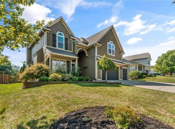 7913 W 155th Place, Overland Park, KS 66223