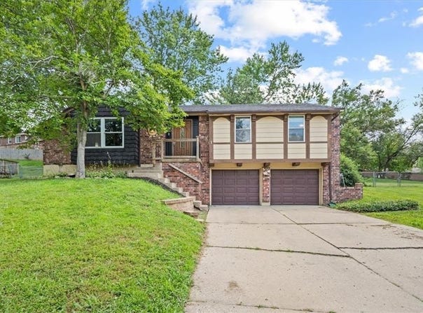 3212 NW Canterbury Place, Blue Springs, MO 64015