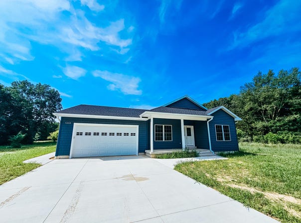 1038 Lochaven, Hillsdale, MI 49242