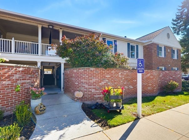 2109 Glouchester Drive, Lyndhurst, OH 44124