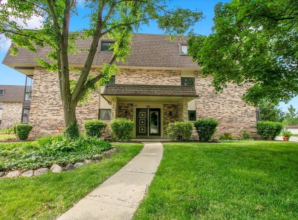 9178 South Road E, Palos Hills, IL 60465
