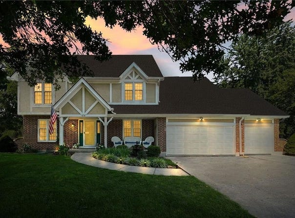 614 Harborview Drive, Smithville, MO 64089
