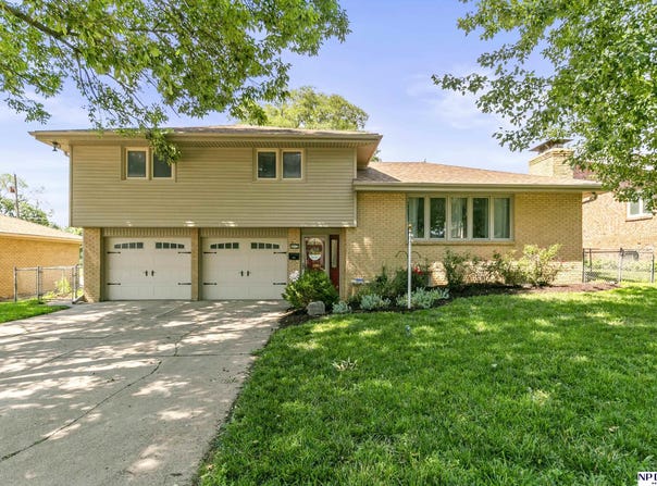 4472 Shady Lane Circle, Omaha, NE 68105