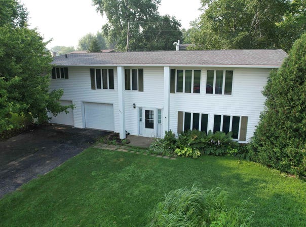 623 W Chapel Street, Dodgeville, WI 53533-1017