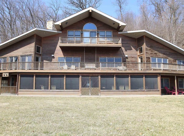 1800 E DEER CREEK Road, Clinton, IA 52732
