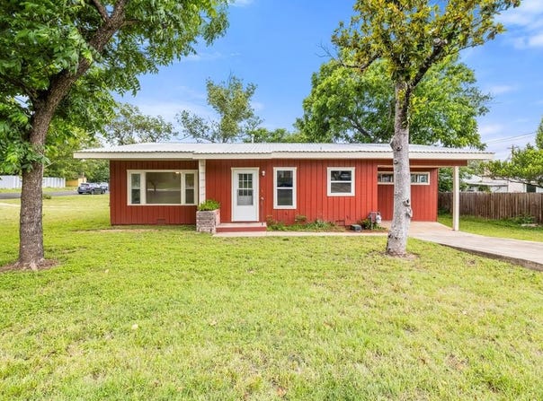 304 W Live Oak St, Fredericksburg, TX 78624