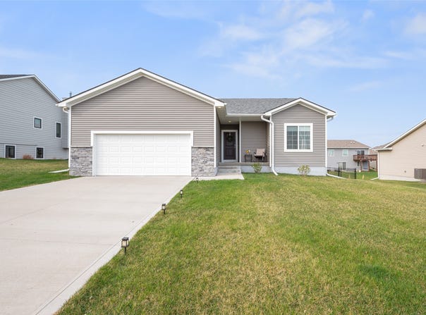 2424 N 7th Avenue E, Newton, IA 50208