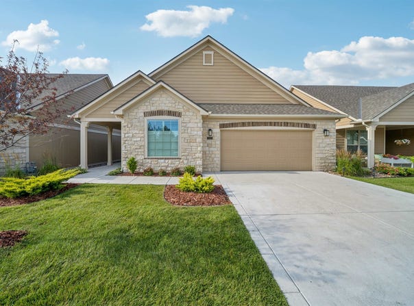 1055 E Waters Edge St, Derby, KS 67037