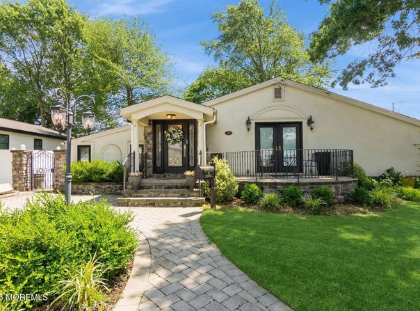 70 Woodshore W, Keyport, NJ 07735